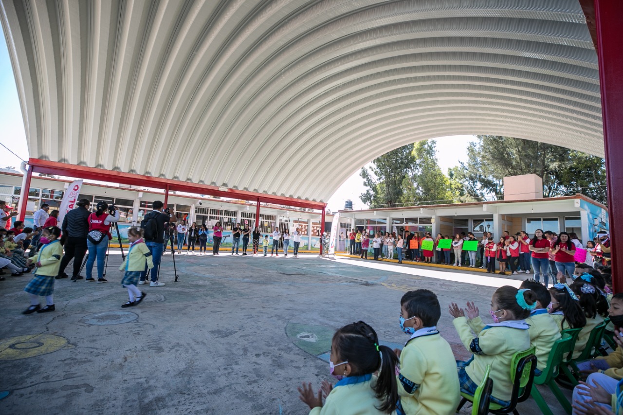 Alcalde de Coacalco continúa entregando arcotechos en escuelas del