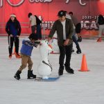 Pistas de hielo reúnen a miles de familias durante temporada navideña en Huixquilucan